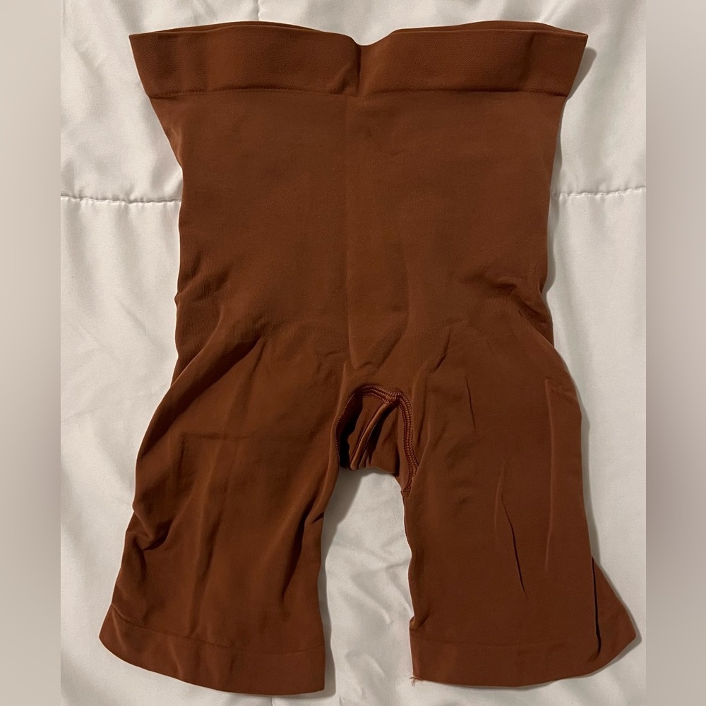 NWT SKIMS Seamless Sculpt Mid Thigh Short